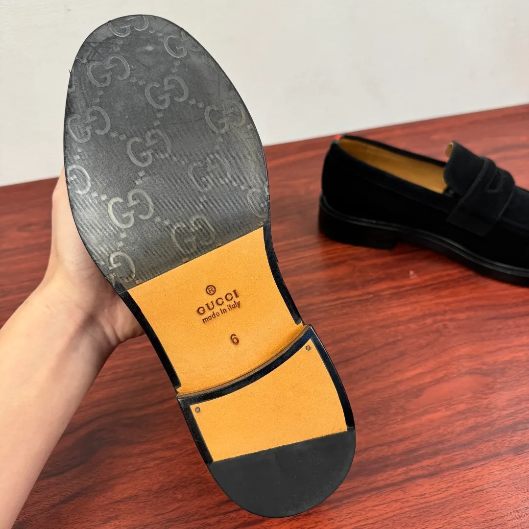Batch 980 Gucci/Gucci new men's solid color leather loafers! These elegant loafers are crafted from soft suede calfskin and are available in two styles. The upper is decorated with genuine leather buckles, adding low-key and unique logo pattern elements. Simple style design. Classic European and American last style. Standard style. Red and green webbing decoration on the heel embellishes brand style details. Select high-quality leather, look at the details for textured workmanship, dyed calfskin lining, uniform and delicate pores, soft and comfortable. Thickened leather outsole, composite rubber bottom sheet at the heel, excellent foot comfort, wear-resistant and non-slip, the first choice for light luxury, versatile for footwear, and comes with a full set of packaging! Size: 39-40-41-42-43-44 leather shoe size (38.45.46 can be customized) Item number: 812168 Suede black
